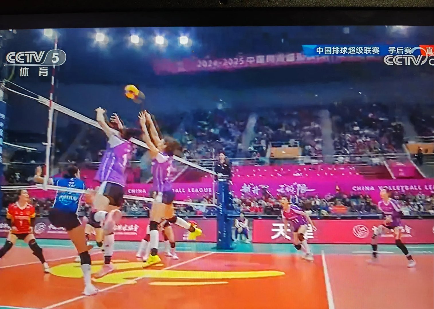 中国女排压哨绝杀国乒，全场沸腾！经典一战再现传奇